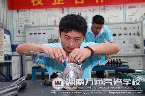 认真操作的学子