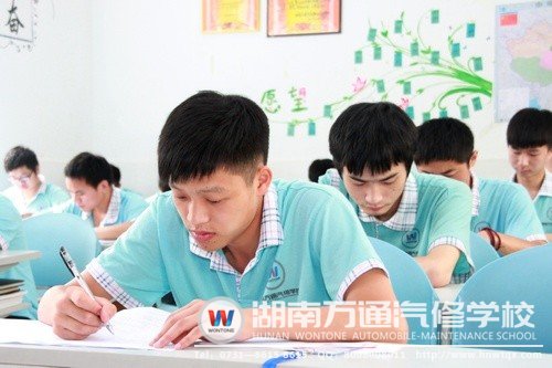 学子们认真答题