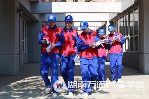 湖南万通的学子们在校努力学习，用技术赢取未来