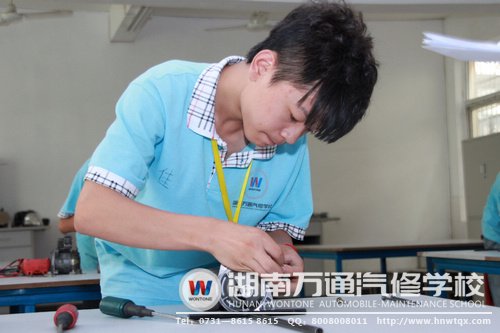 实际操作考场，学子们展现实践真功夫