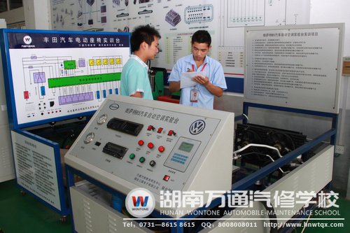 监考老师与学子交流