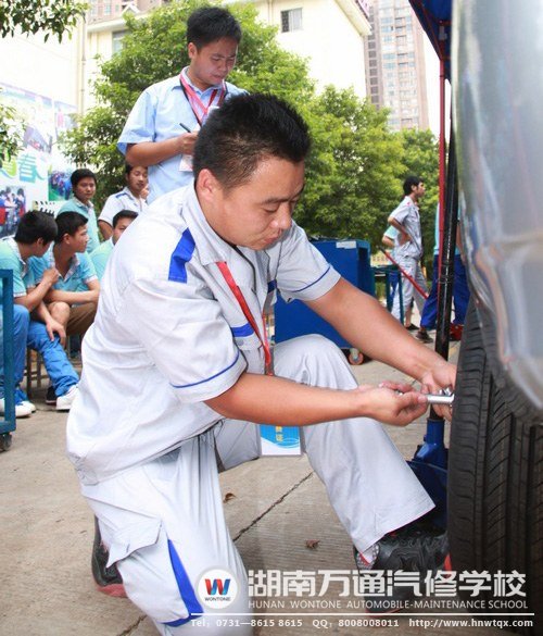 轮胎拆装比赛，这位帅哥选手十分卖力