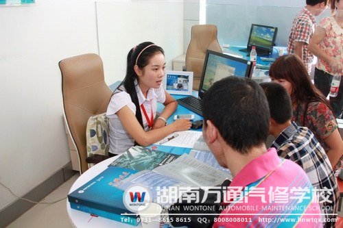 咨询老师为学子和家长介绍学校的“技能+学历”专业的相关情况