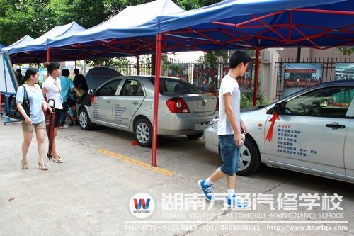 学生和家长参观校企阳光实训地带