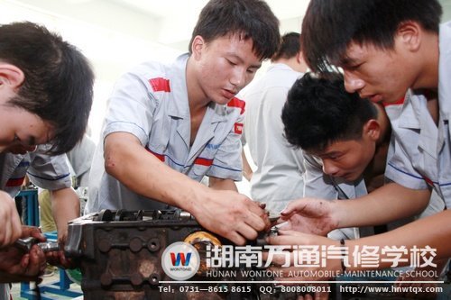 中专16班的新生们在实践课上，积极动手