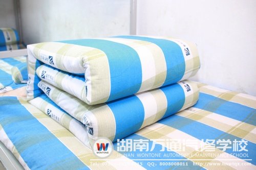 瞧，这就是95后新生们的“豆腐块”作品！小小年纪的他们还没有接受过军训的锻炼，就已经如此会叠“豆腐块”了，赞一个！