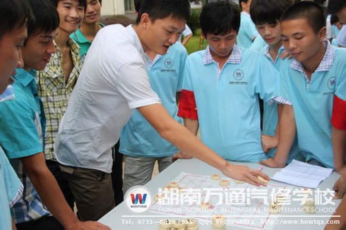 在2012年的象棋大赛中，学子们展现出了高超的棋艺水平
