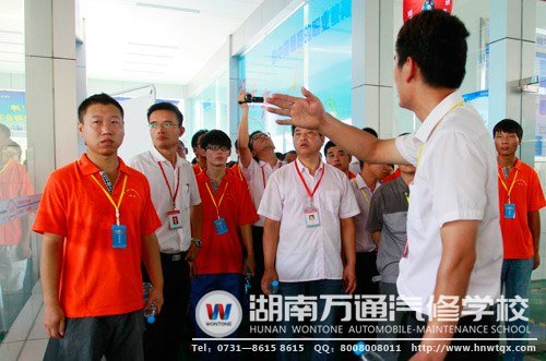 参赛师生和裁判参观比赛赛场