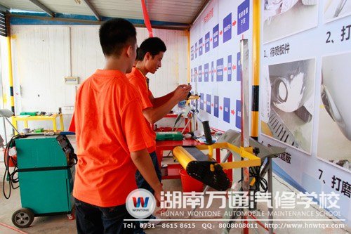 参观赛场时 选手不时的拍下赛场的每一个精彩瞬间作为留念
