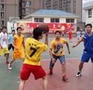 校园生活精彩不断 新生班级篮球PK赛火热上演