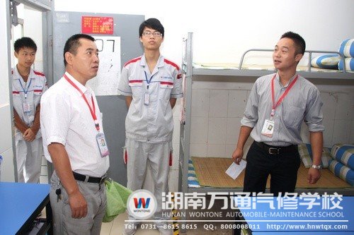 开班典礼之前，潘助理还参观了同学们的宿舍