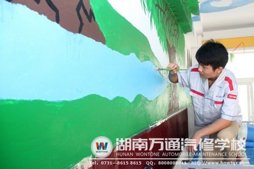 潜心创作中的龚凯