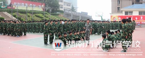 新生们在教官的指导下认真训练！