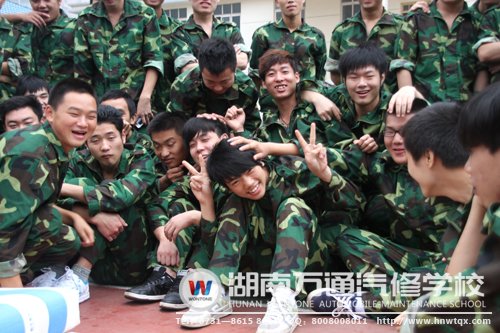 新生脸上洋溢的灿烂笑容