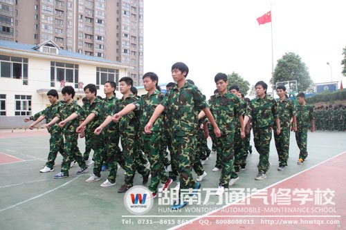 训练场上一角，新生们开始
