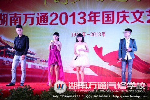 万通帅哥美女共同演唱《相亲相爱》