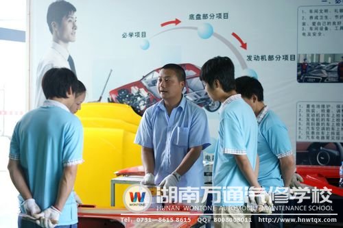 湖南万通手把手教学，让学生在老师的指导下，顺利学到实用技能