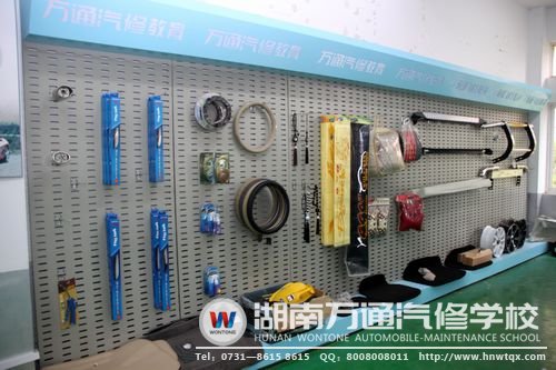 汽车美容工具一应俱全，确保学生有充足的操作机会