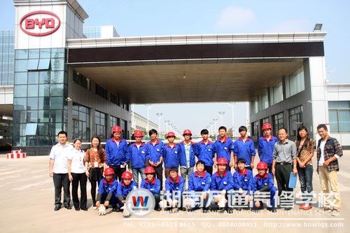 学子们与学校老师、企业单位领导合影