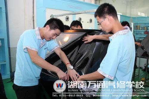 湖南万通学子正在进行贴膜练习