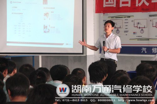 何卫民店长为学子们的职业发展路支招