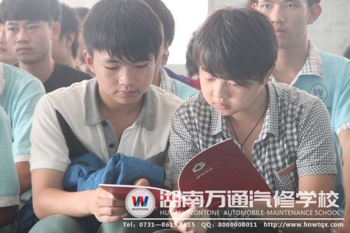 学子正在仔细阅读国合快车的企业简介