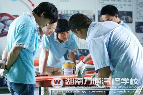 湖南万通老师手把手教给学子专业的汽车美容技能