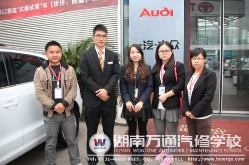 回访永通汽车集团的就业学子(左二)