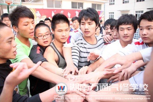 “让我们一起加油，成为全校最棒的班级”！