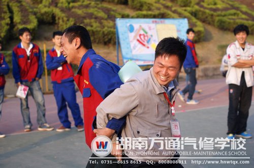 师生一起夹气球，同乐！