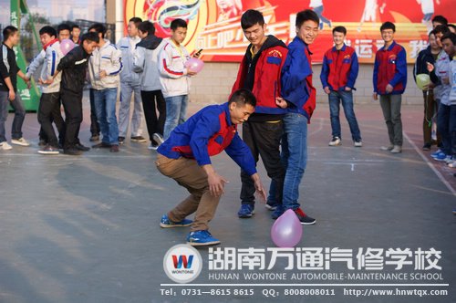 一不小心，气球掉了！同学们要加油啊！