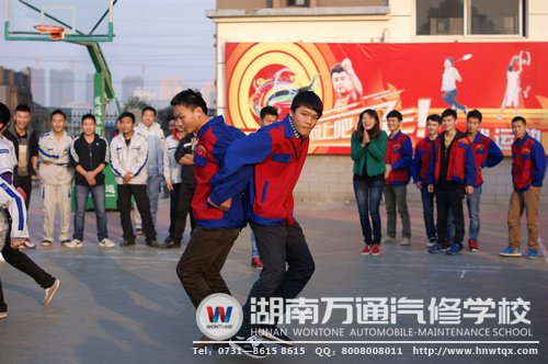 瞧这两位同学，为了夺第一，都悬空了！