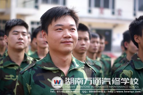 李锋刚来湖南万通时，参加了军训。照片上的他笑意盎然