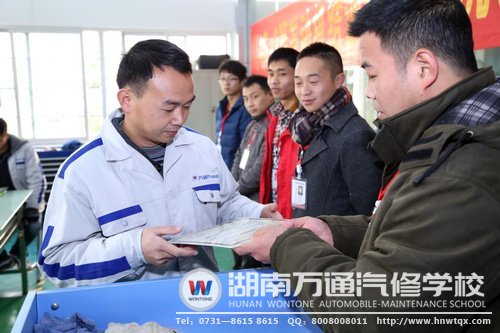 同学们获颁认证书，收获学习成果