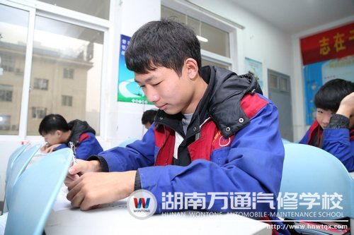 理论考场，学子认真作答