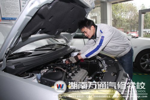 伏帅来到了湖南万通，学习小车修理技术