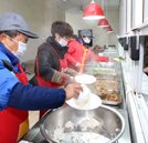 温馨开学季 学校餐厅“食暖”新生心怀