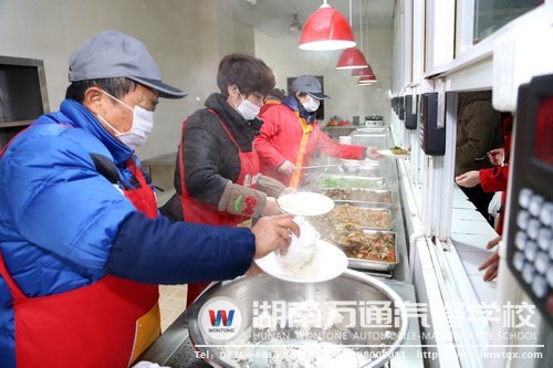 餐厅工作人员为师生奉上热腾腾的饭菜
