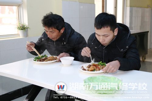 来报名的新生和家长在餐厅享用午餐