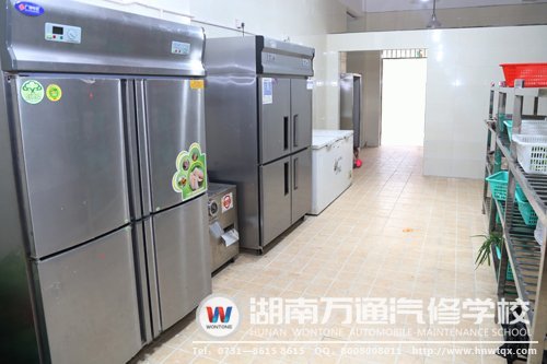 餐厅厨房干净整洁，确保学子饮食安全
