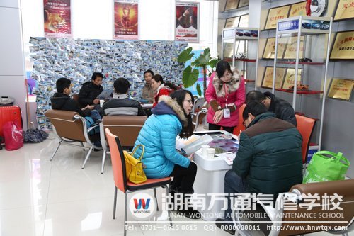 雨雪纷飞之时，前来报名的学子络绎不绝