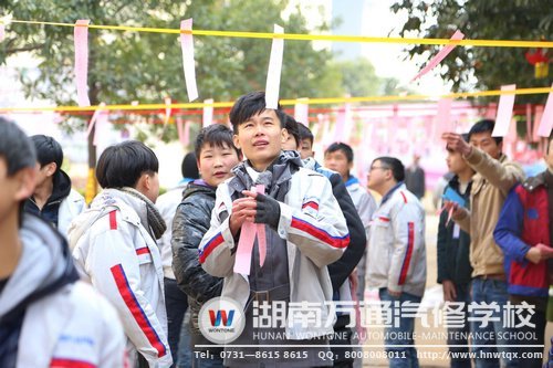 这位同学正在研究谜面！