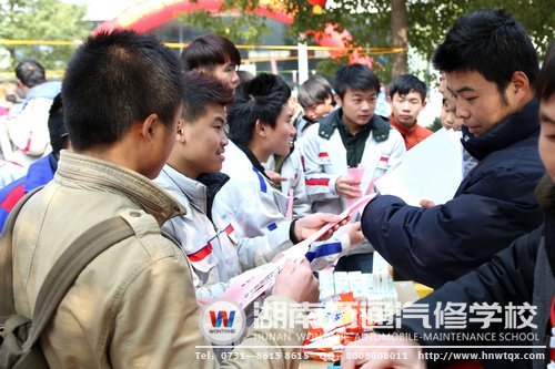 中奖的同学们开心兑奖