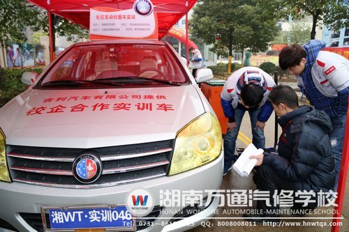 老师手把手指导学生进行实训