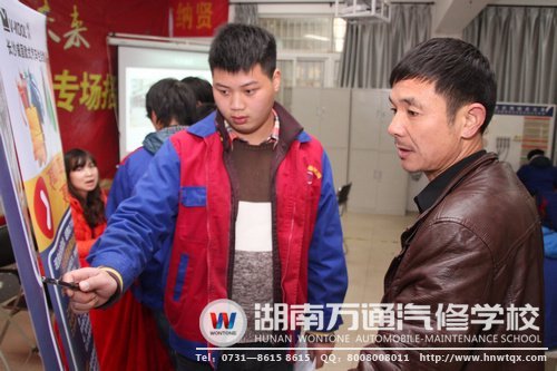 班主任帮助学子分析面试岗位