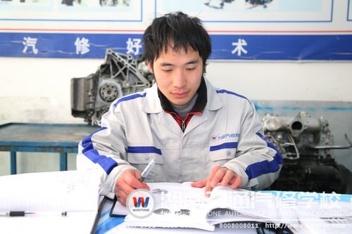 申子成认真学习汽修理论知识