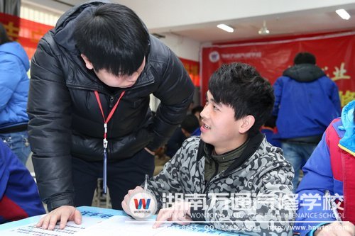 班主任现场指导学子怎样才能更好地突出自身优势