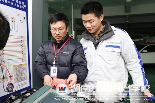 张志伍在专业老师的指导下进行实践