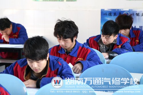 笔试考场，学子们认真作答