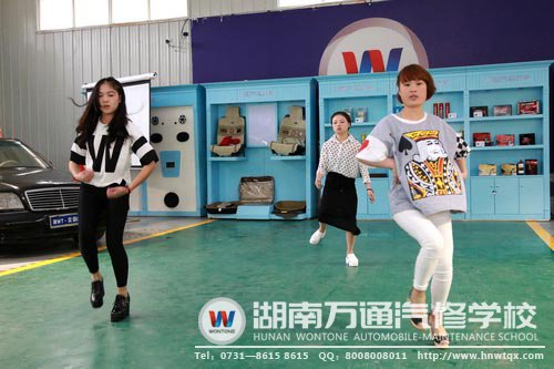 女生舞蹈，先保留一下实力